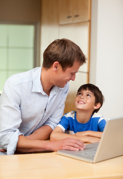 Pai e filho com laptop