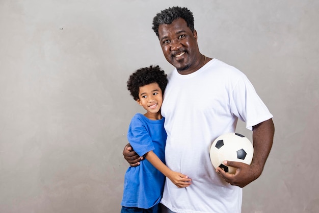 Pai e filho com uma bola de futebol Dia dos Pais