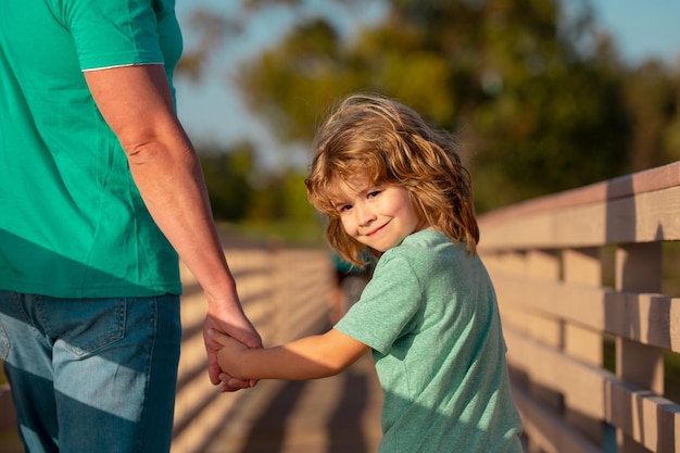 Pai e filho. Conceito de estilo de vida de família feliz de atividade de fim de semana.