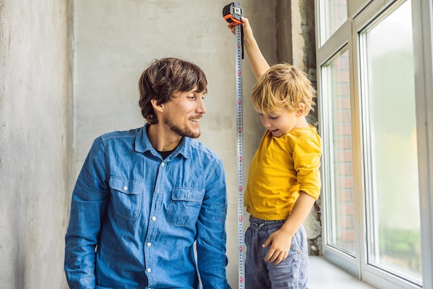 Pai e filho consertam janelas juntos Repare a casa você mesmo