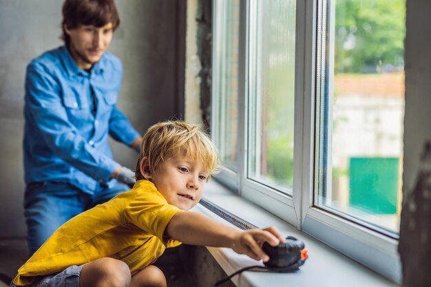 Pai e filho consertam janelas juntos Repare a casa você mesmo