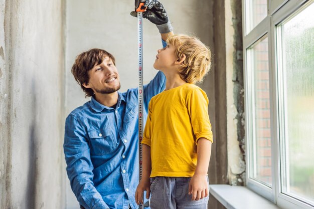 Pai e filho consertam janelas juntos Repare a casa você mesmo