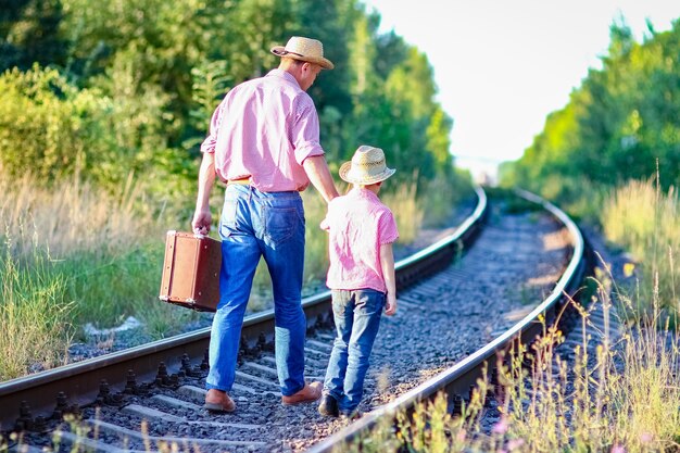 Pai e filho cowboys conceito felicidade juntos