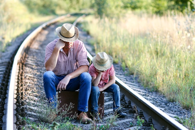 Pai e filho cowboys conceito felicidade juntos