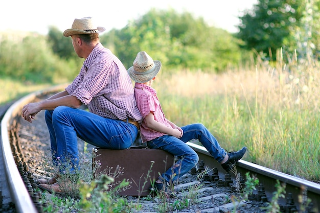 Pai e filho cowboys conceito felicidade juntos
