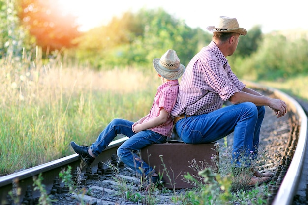 Pai e filho cowboys conceito felicidade juntos