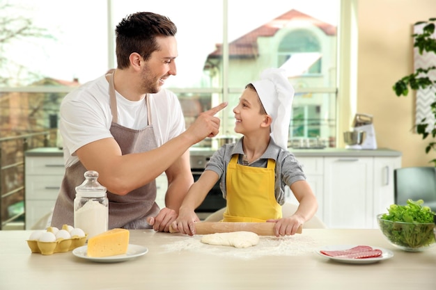 Pai e filho cozinhando em casa