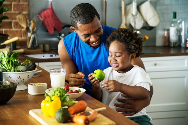 Foto pai e filho cozinhar juntos