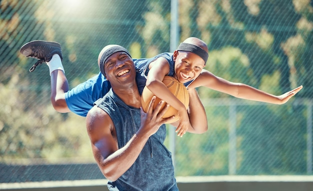 Pai e filho da quadra de basquete sorriem juntos com um momento lúdico e engraçado no jogo juntos, diversão feliz e família negra saudável têm tempo de ligação ao ar livre no intervalo de exercícios esportivos