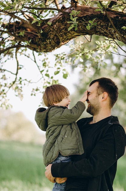 Pai e filho de pé na árvore