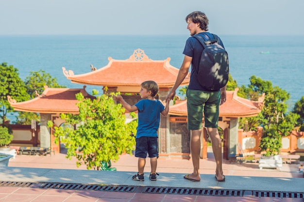 Pai e filho de turistas felizes viajando de pagode para o conceito de ásia, viajando com um conceito de bebê