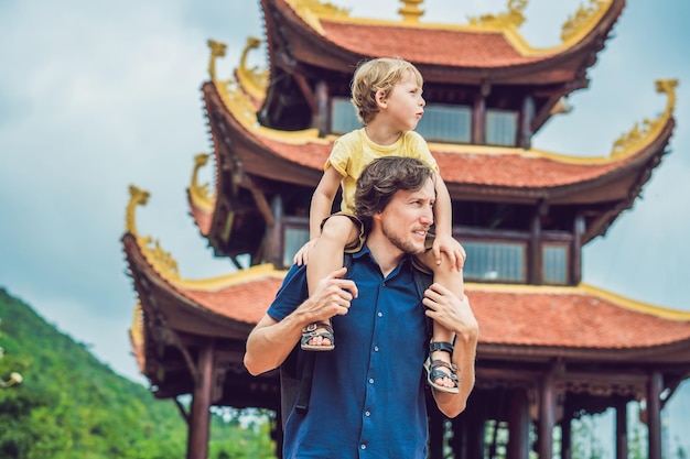 Pai e filho de turistas felizes viajando de pagode para o conceito de Ásia, viajando com um conceito de bebê