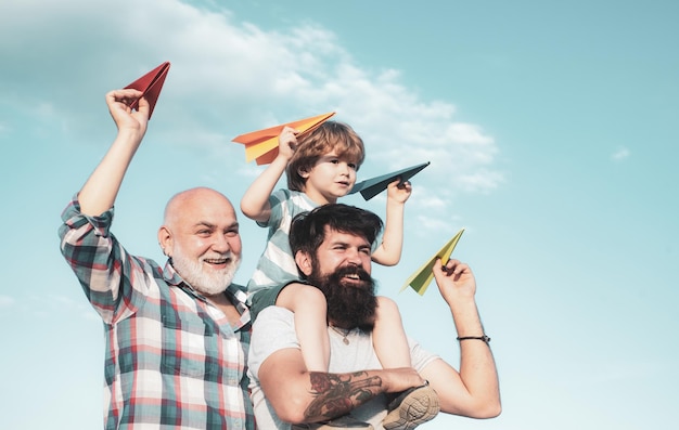 Pai e filho desfrutando ao ar livre pai e filho brincando ao ar livre homens felizes amando família feliz vovô