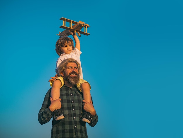 Pai e filho desfrutando ao ar livre piloto infantil e pai papai com avião