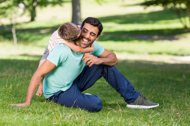 Pai e filho desfrutando juntos no parque