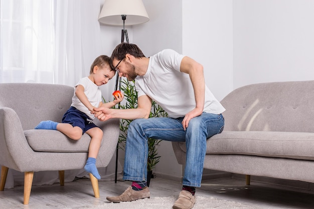 Pai e filho discutindo algo sério na sala de estar de casa Família de confiança