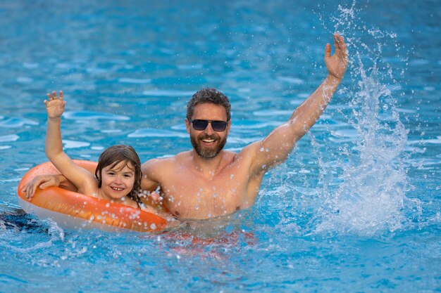 Pai e filho divertem-se na piscina Dia dos Pais pai e filho à beira da piscina verão criança da família