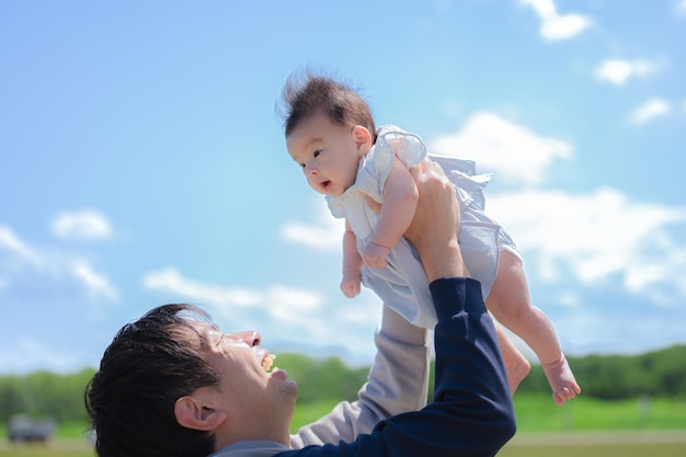 Pai e filho e lindo céu