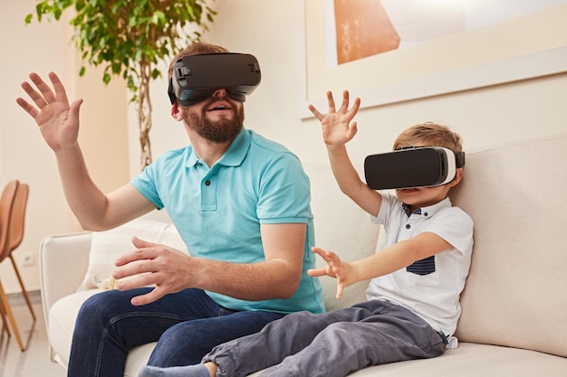 Pai e filho em óculos vr em casa