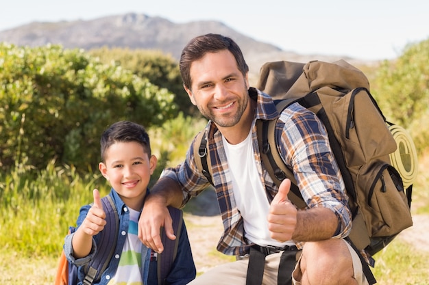 Foto pai e filho em uma caminhada juntos