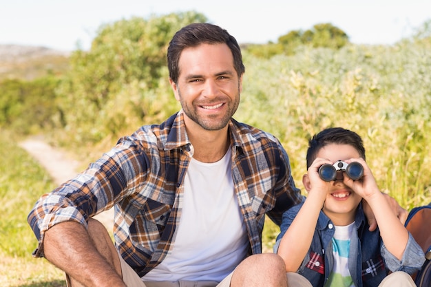 Pai e filho em uma caminhada juntos