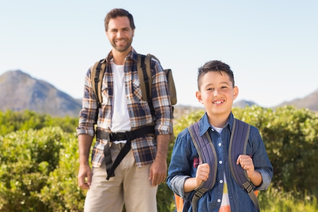 Pai e filho em uma caminhada juntos