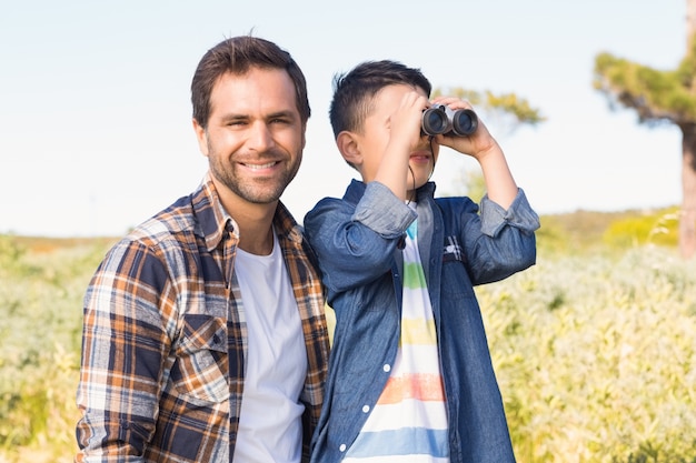 Pai e filho em uma caminhada juntos