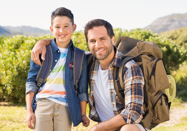 Pai e filho em uma caminhada juntos