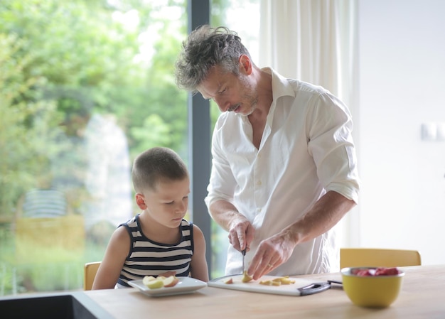 pai e filho em uma cozinha