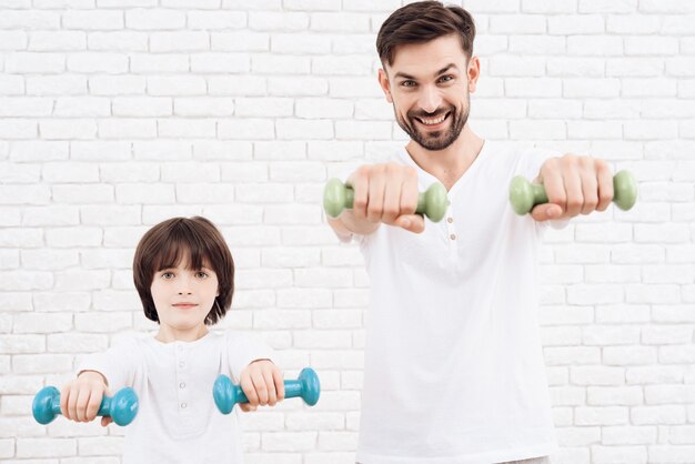 Pai e filho estão envolvidos em educação física.