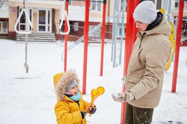 Pai e filho fazendo bolas de neve juntos passando tempo juntos Diversão de inverno fora Férias de inverno Tempo em família