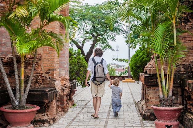 Pai e filho filho turistas no Vietnã. Po Nagar Cham Tovers.