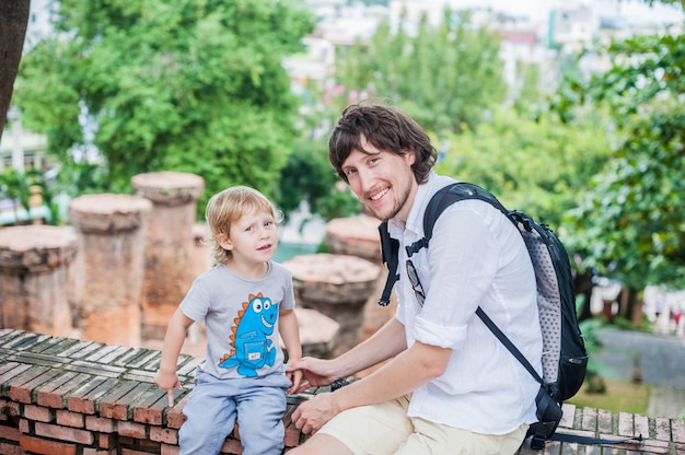 Pai e filho filho turistas no vietnã. po nagar cham tovers.