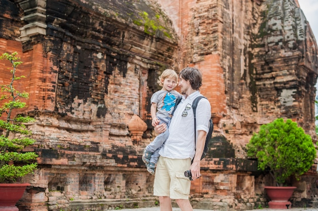 Pai e filho filho turistas no vietnã. po nagar cham tovers.