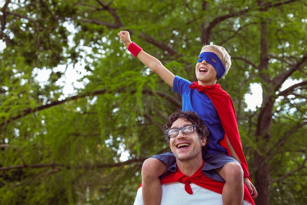 Pai e filho fingindo ser super-herói