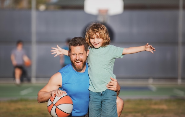 Foto pai e filho jogando basquete conceito de férias saudáveis e atividades familiares