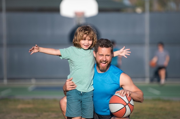 Pai e filho jogando basquete conceito de férias saudáveis e atividades familiares