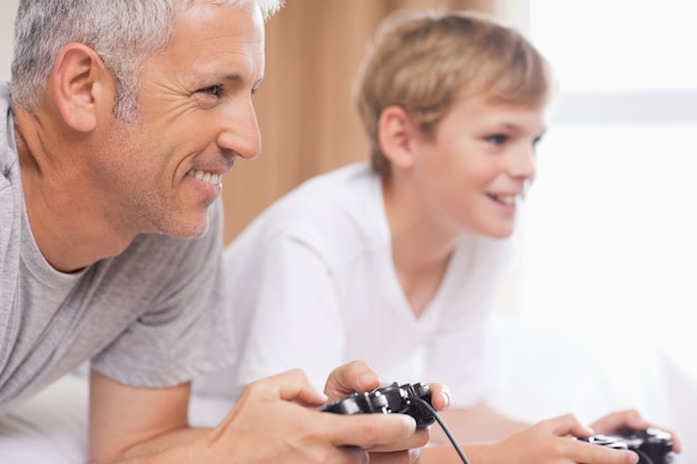 Pai e filho jogando videogame