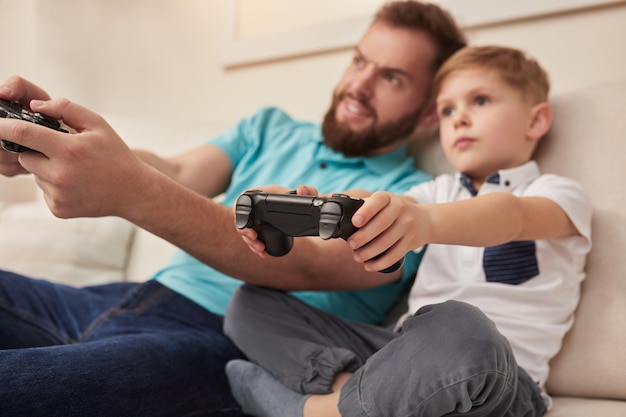 Pai e filho jogando videogame