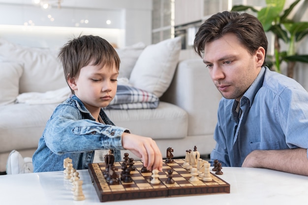 Pai e filho jogando xadrez em casa