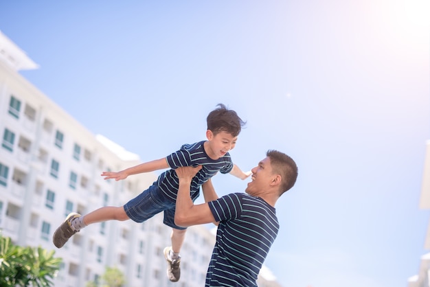 Pai e filho jogando