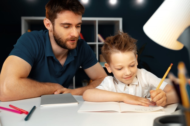 Pai e filho juntos a fazer lição de casa da escola