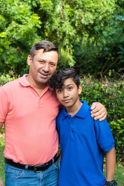 Pai e filho juntos ao ar livre