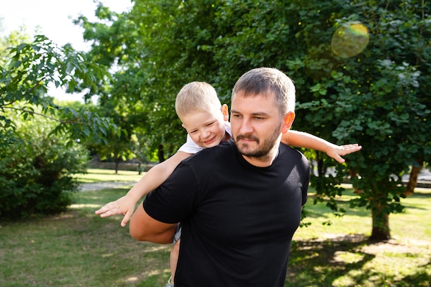 Pai e filho juntos no parque brincando