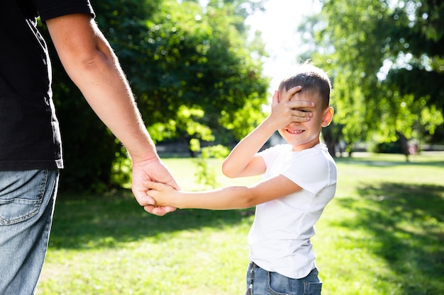 Pai e filho juntos no parque brincando