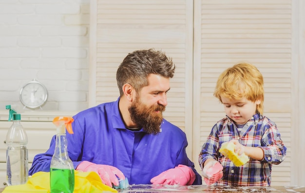 Pai e filho limpando pai e filho limpando em casa