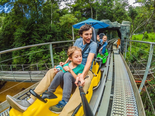 Foto pai e filho na montanha-russa alpina