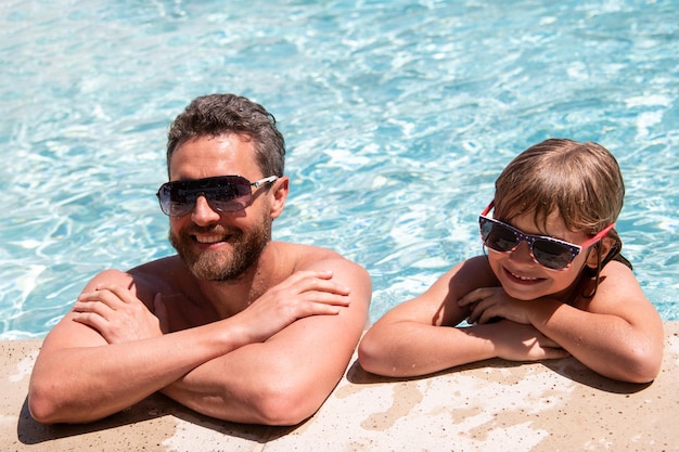 Pai e filho na piscina. festa na piscina. menino com pai brincando na piscina. conceito de estilo de vida ativo.