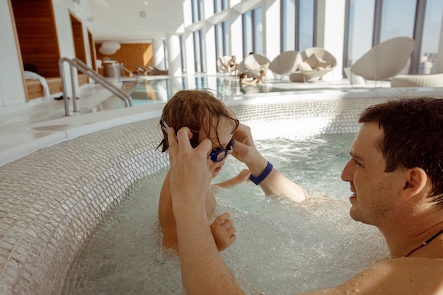 Pai e filho na piscina