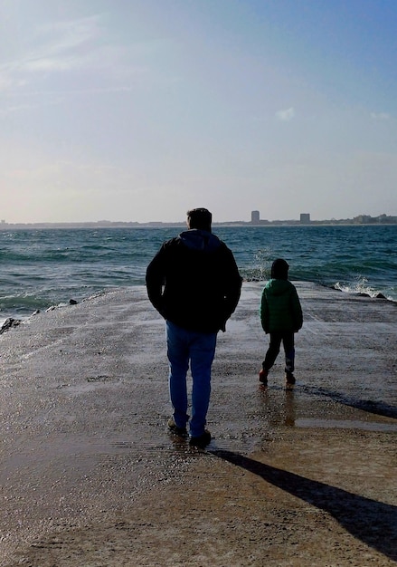 Pai e filho na praia.